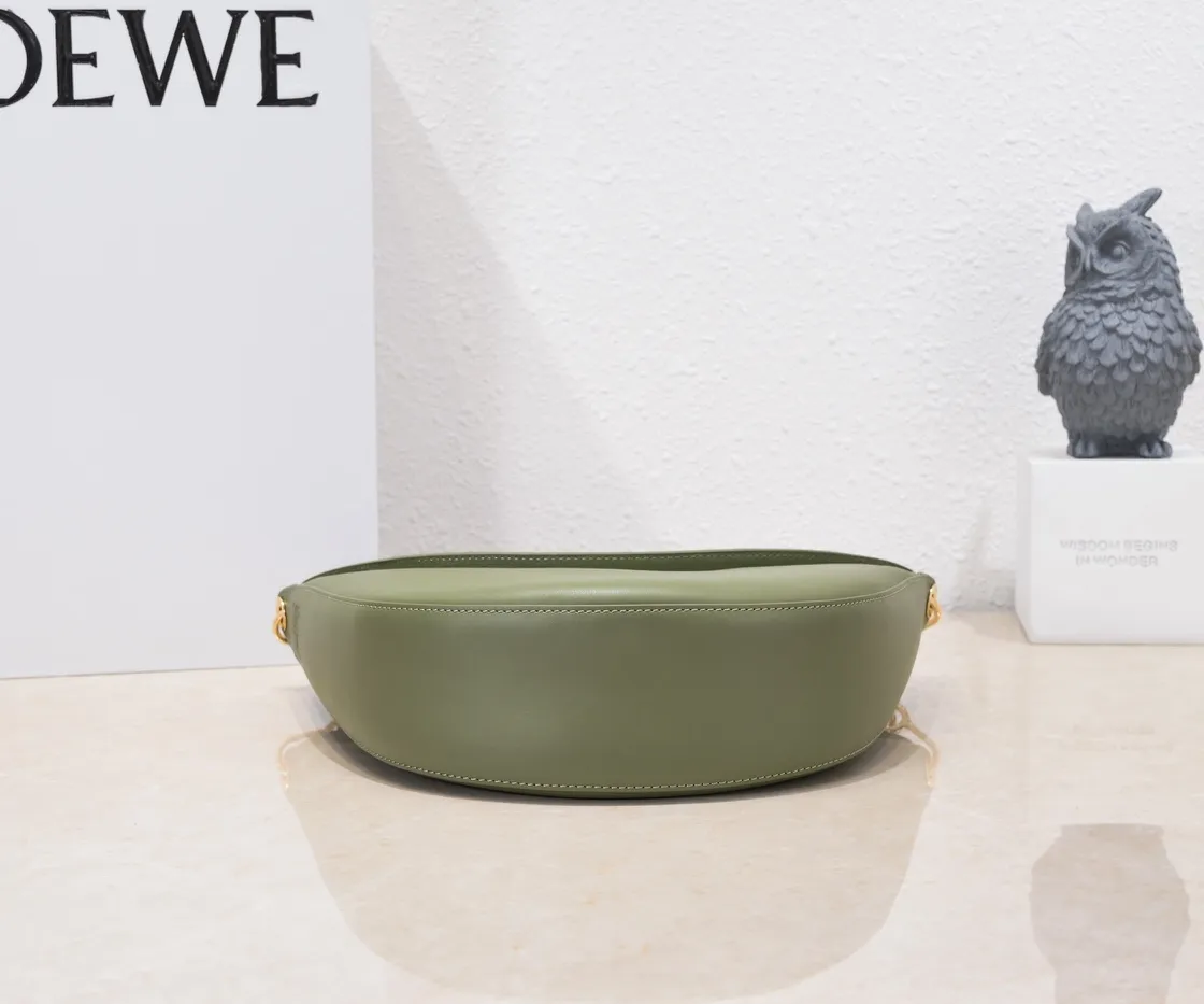 Avocado green, top quality original order. The smooth crescent shape of the L Luna series moon bag not only elongates the proportions of the whole person without getting stuck on the upper body, but also feels particularly comfortable. The wide shoulder strap design does not press the shoulder buckle opening, making it easier to open and close. The internal capacity is also large, and sunglasses and folding umbrellas can be easily arranged with sliding hanging loops hidden on both sides. Shoulder straps or hanging accessories can be attached, making it convenient for various occasions. It is a bag that shows off its temperament and is highly used in daily life! Luo Yiwei size: 29*27*8cm: model: 8891#